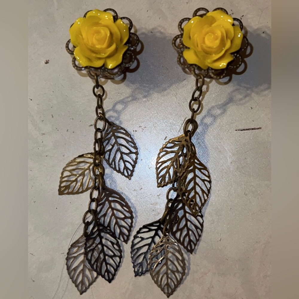 5/8 PLUGS yellow rose